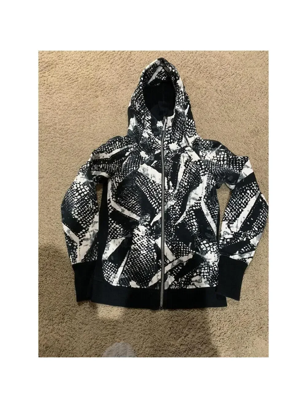 Women's Lululemon scuba jacket hooded black / white size 6 zip